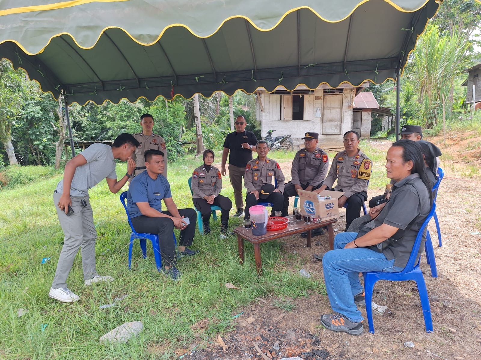 Gabungan aparat membangun pos penjagaan di Dusun Muara Kate, Kecamatan Muara Komam, Kamis, 21 November 2024.