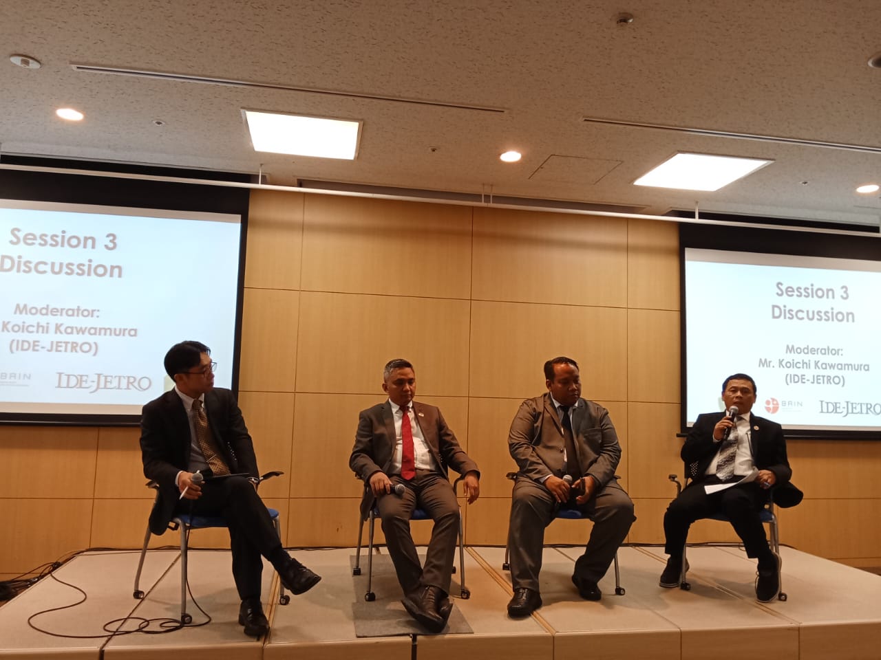 Saat sesi seminar bersama IDE-JETRO.