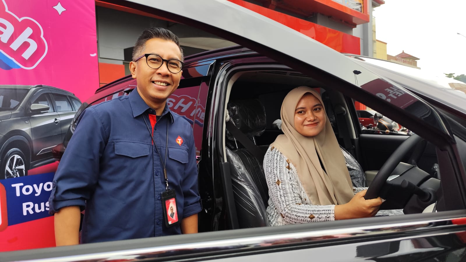 KEJUTAN: Wardaningsih menaiki mobil hadiah dari program Undi Undi Hepi Telkomsel, didampingi VP Consumer Business Area Pamasuka Telkomsel Muharlis, dalam seremonial yang diadakan di GraPari Telkomsel.