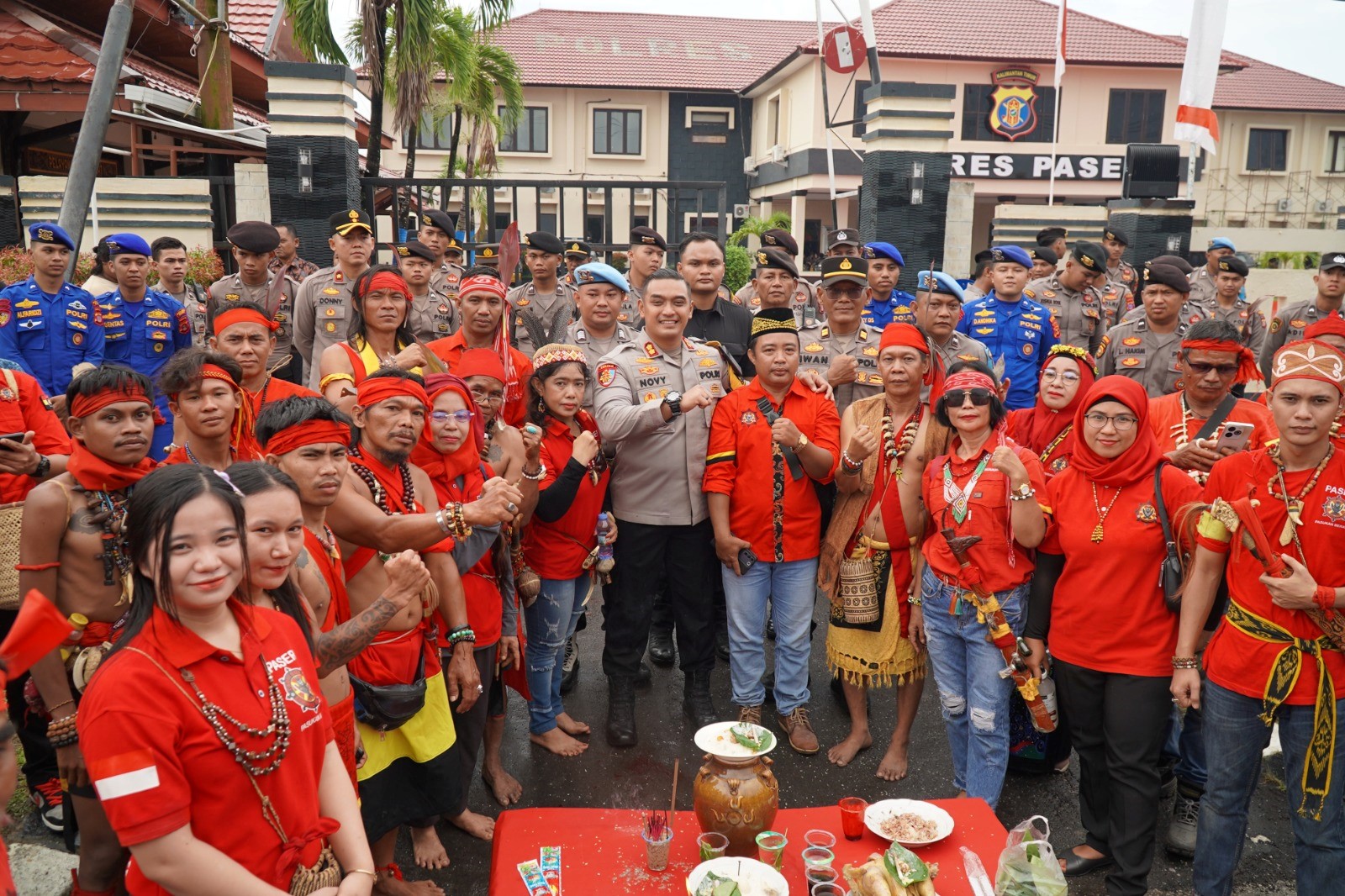 FOTO : NAJIB/KP KAWAL KASUS: Beberapa ormas mendatangi kantor Polres Paser terkait kasus penyerangan warga di Dusun Muara Kate Kecamatan Muara Komam, Jum