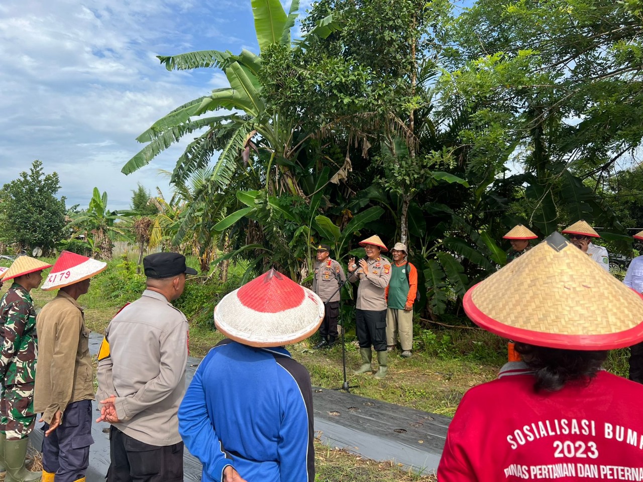 PENANAMAN: Polsek Muara Jawa bersama kelompok tani mendukung ketahanan pangan, di antaranya penanaman jagung.