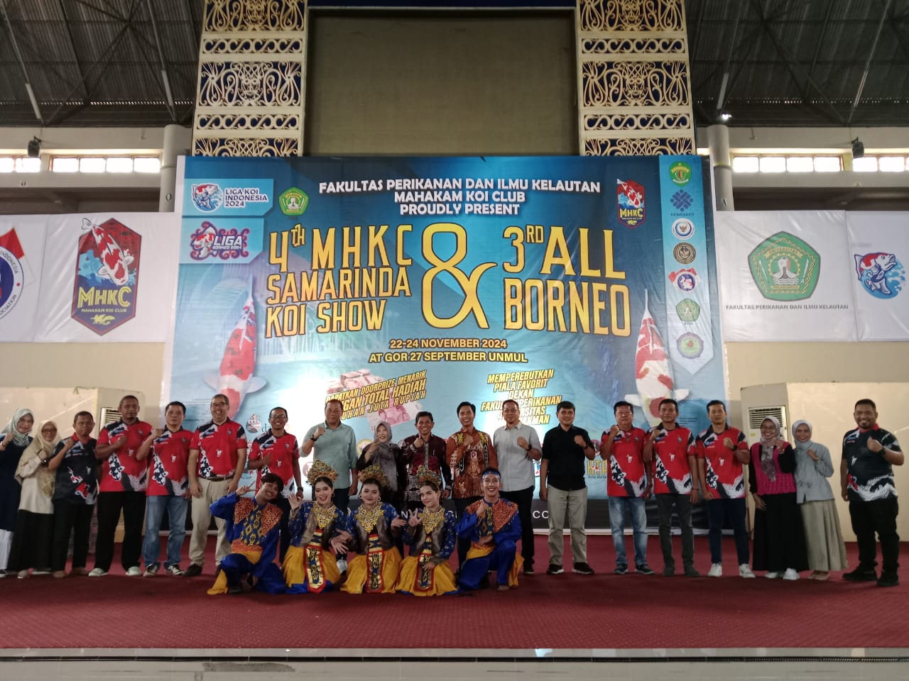 ABADIKAN MOMEN: Panitia Liga Koi Indonesia 2024 mengabadikan momen bersama dengan pimpinan Unmul.