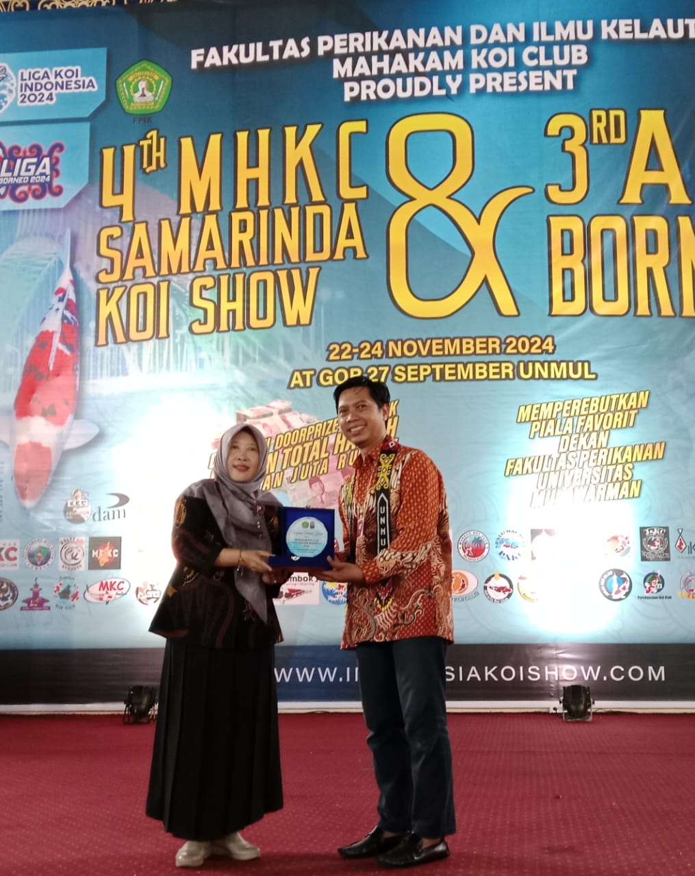 CENDERA MATA: Zamroni Yusro (kanan) menerima cendera mata dari Dr Ir Komsanah Sukarti.