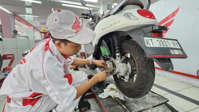 PERAWATAN: Jaga performa mesin motor dengan perawatan rutin agar tidak menyesal belakangan.