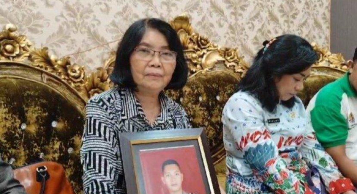 TAKDIR BICARA LAIN: Ibunda AKP Ryanto Ulil Anshar, Cristina Yun Abubakar terus-menerus memegang foto sama anak. (FOTO: IST)