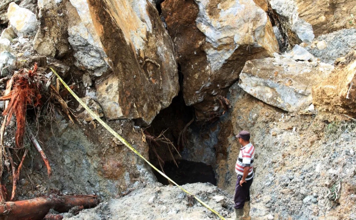 KUAT BEKING: Aktivitas tambang emas liar di Kabupaten Solok Selatan, Sumatera Barat yang terbilang nekat, sudah menghilangkan 41 nyawa.