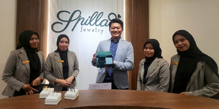 RESMI HADIR : Menjadi toko pertama di Kalimantan, Spilla Jewelry memilki 16 toko lain di berbagai daerah, dengan 2.000 desain cicin mewah dan menarik cocok sebagai hadiah, lamaran hingga pernikahan.