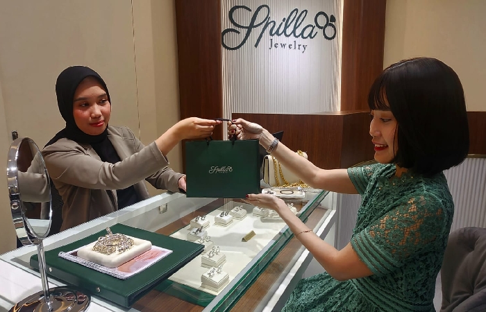 Spilla Jewelry dikenal dengan desain cincin pernikahan yang elegan dan berkualitas tinggi.