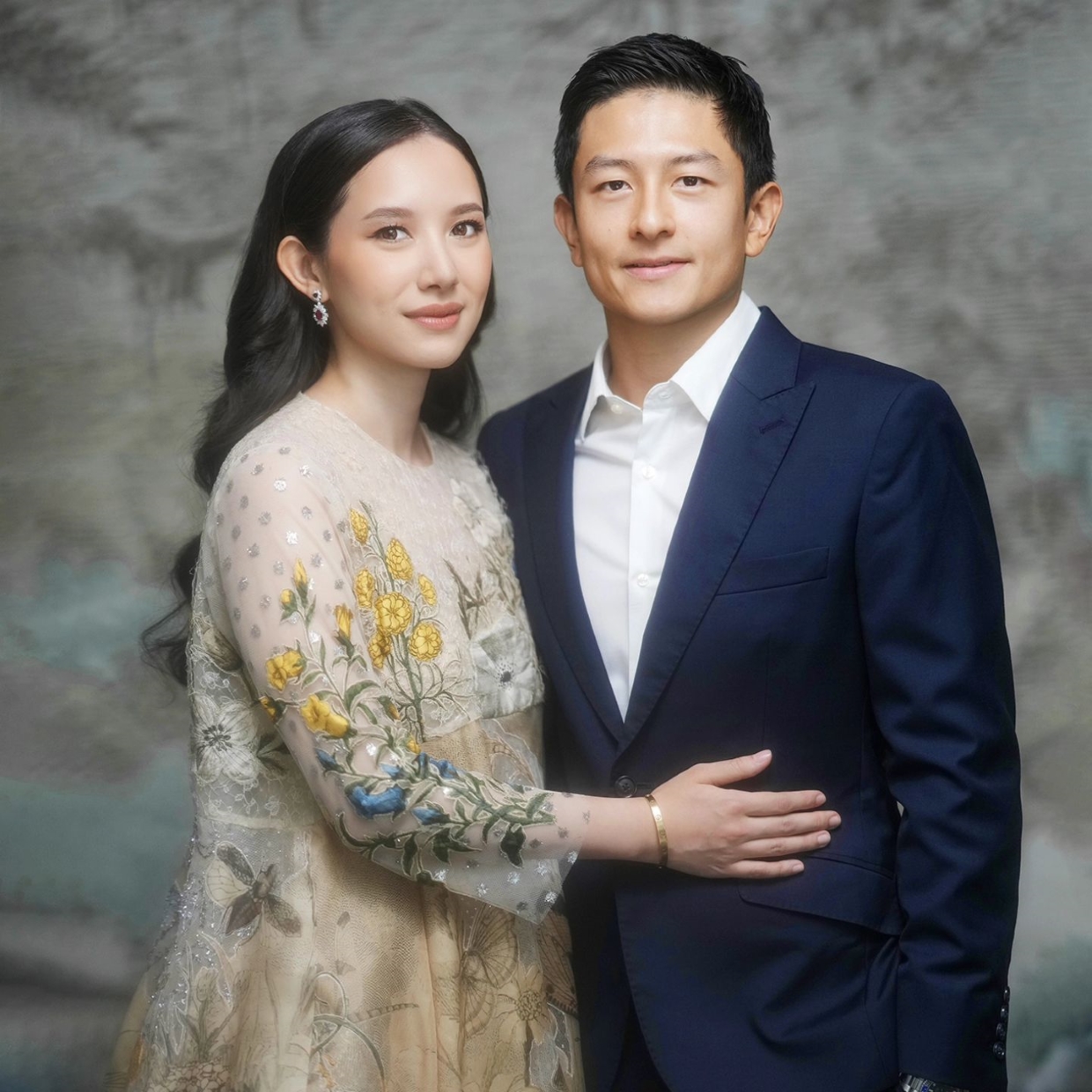 JENJANG SERIUS: Foto prewedding mantan pembalap F1 Indonesia Rio Haryanto bersama Athina Papadimitriou.