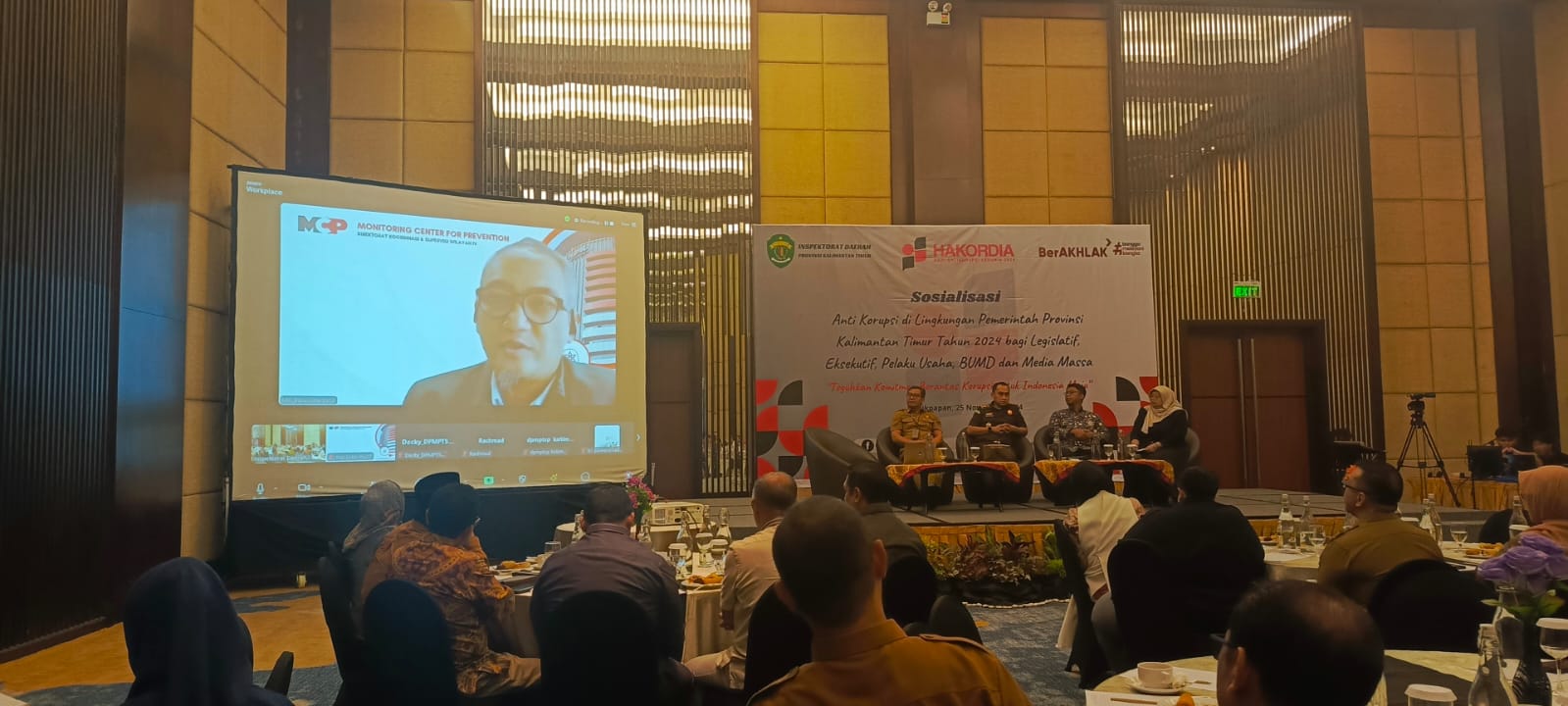 Anggota Tim Korsup Wilayah IV KPK Basuki Haryono melalui Zoom memaparkan nilai MCP Kaltim Tahun 2024 pada ada kegiatan Sosialisasi Anti Korupsi bagi Legislatif, Eksekutif, Pelaku Usaha/BUMD, dan Media