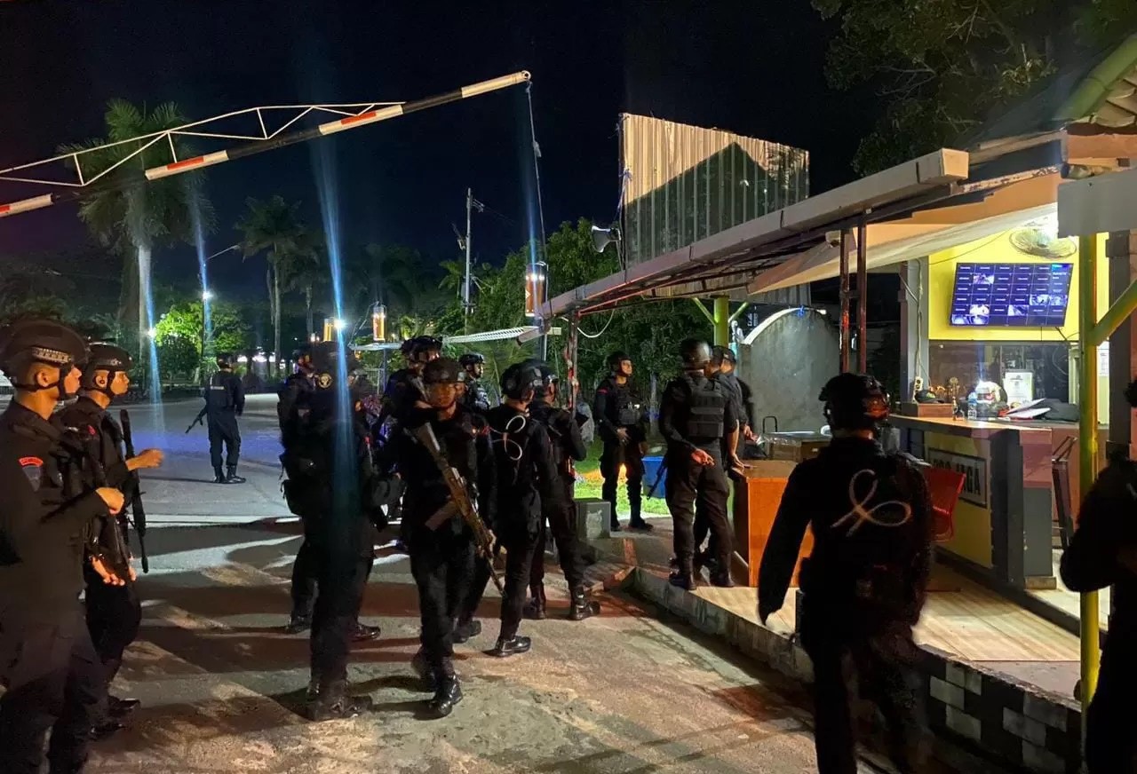 PATROLI : Masa tenang jelang pemungutan suara pilkada,  Batalyon A Pelopor Satuan Brimob Polda Kaltim gelar patroli skala besar.