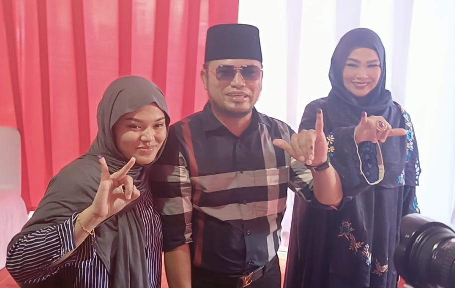 LANGSUNG MENCOBLOS: Setelah mendarat di Balikpapan, Rudy Mas&rsquo;ud langsung menuju TPS 004 Kelurahan Baru Tengah, Kecamatan Balikpapan Barat, untuk menggunakan hak pilihnya, Rabu (27/11).