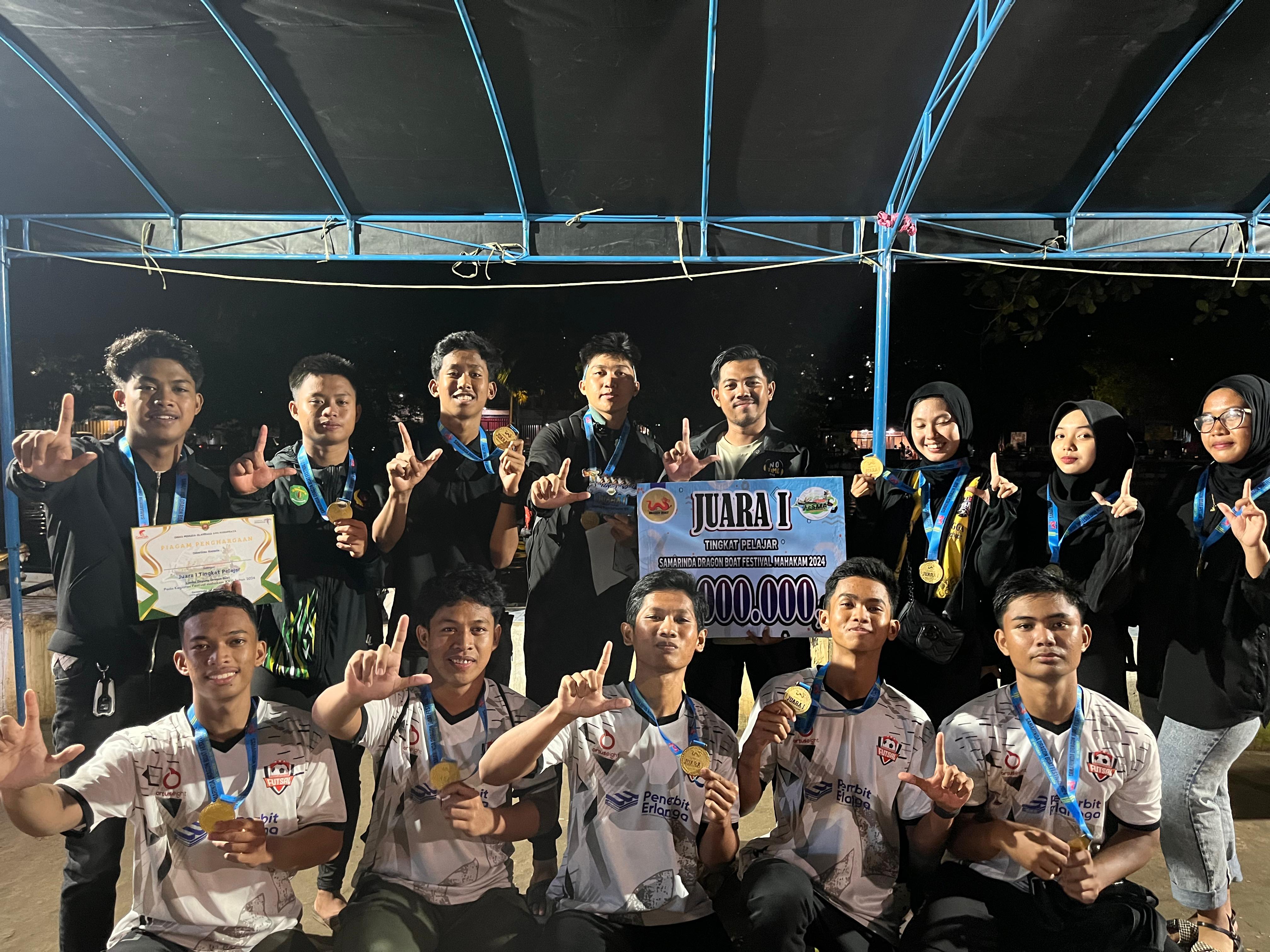 MEMBANGGAKAN: Keceriaan para siswa SMK TI Labbaika berhasil meraih juara 1 lomba dayung pada kejuaraan Dragon Boat Festival Mahakam.