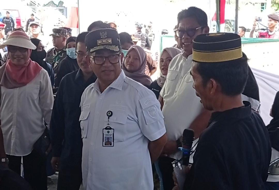 PANTAU: Pj Gubernur Kaltim Akmal Malik mengunjungi TPS 12 Berebas Tengah untuk melihat kondisi di hari pemungutan suara Pilkada Serentak 2024.