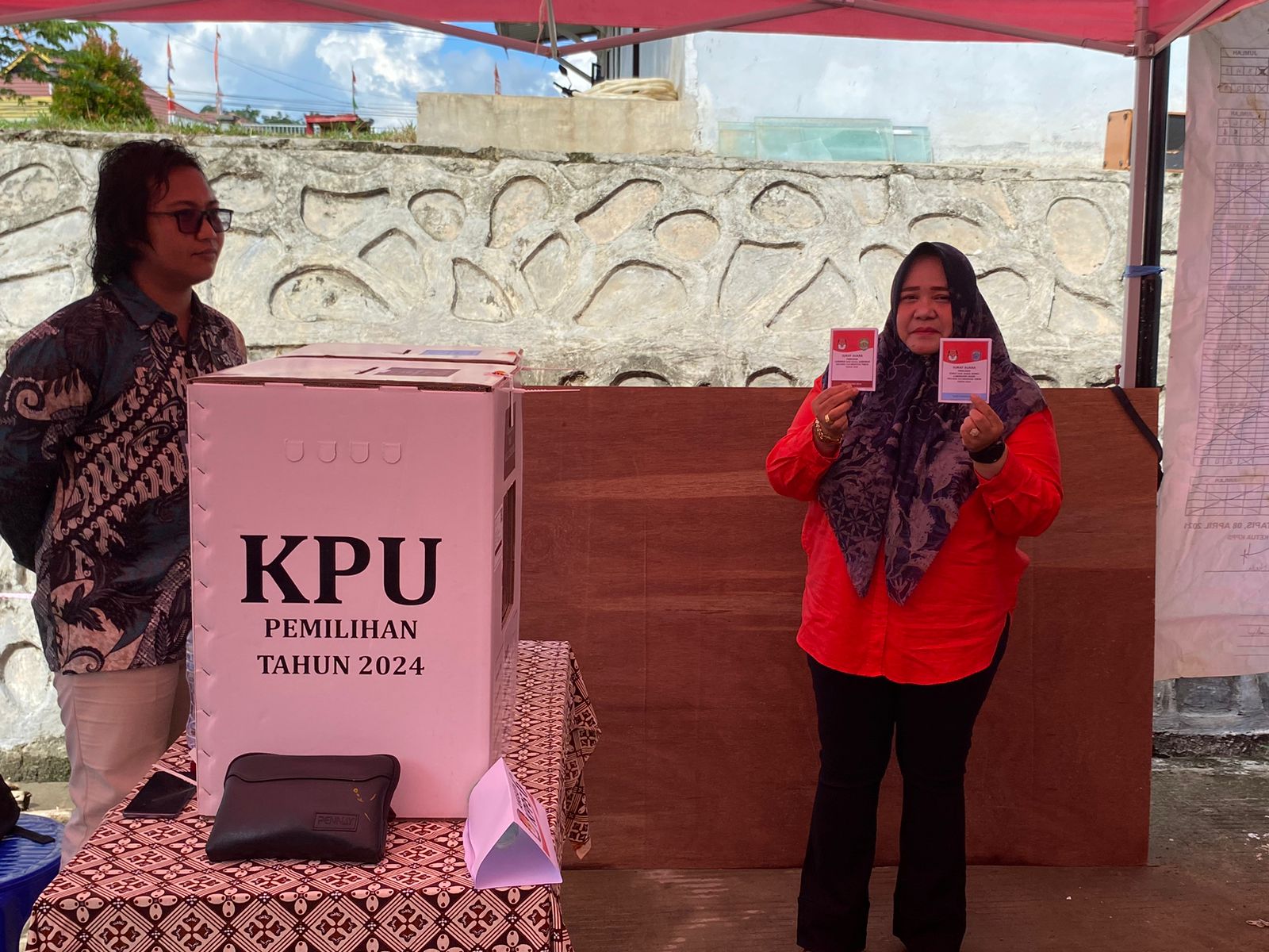 SALURKAN SUARA: Calon Bupati Paser nomor urut 02 Syarifah Masitah Assegaf saat mencoblos di TPS 002 Desa Tapis, Kecamatan Tanah Grogot.