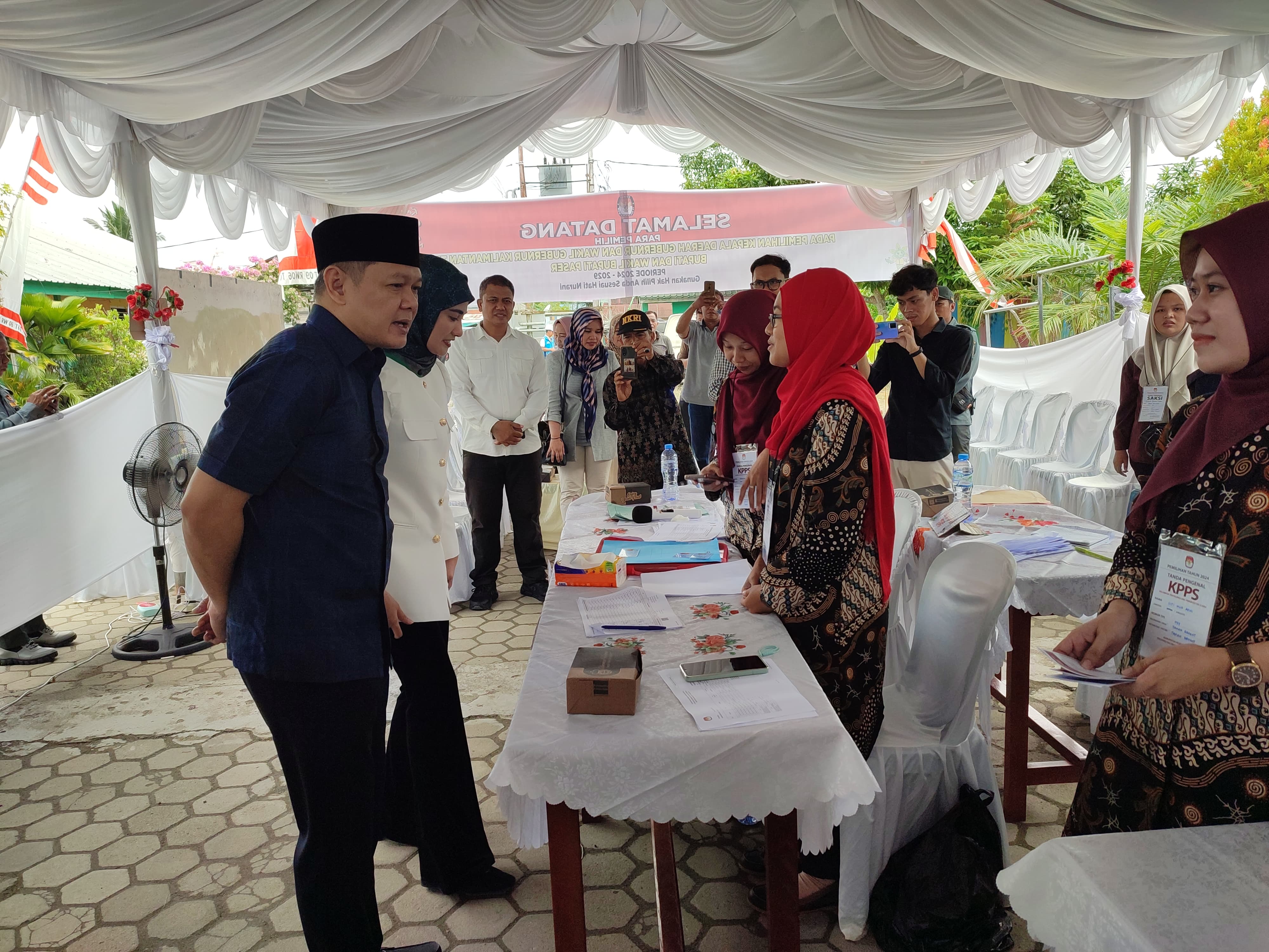 GUNAKAN HAK PILIH: Bupati Paser Fahmi Fadli yang juga merupakan pasang calon nomor urut 1 di Pilkada Paser 2024, mencoblos di TPS 037 Jalan Ahmad Dahlan Kelurahan Tanah Grogot, Rabu (27/11/2024