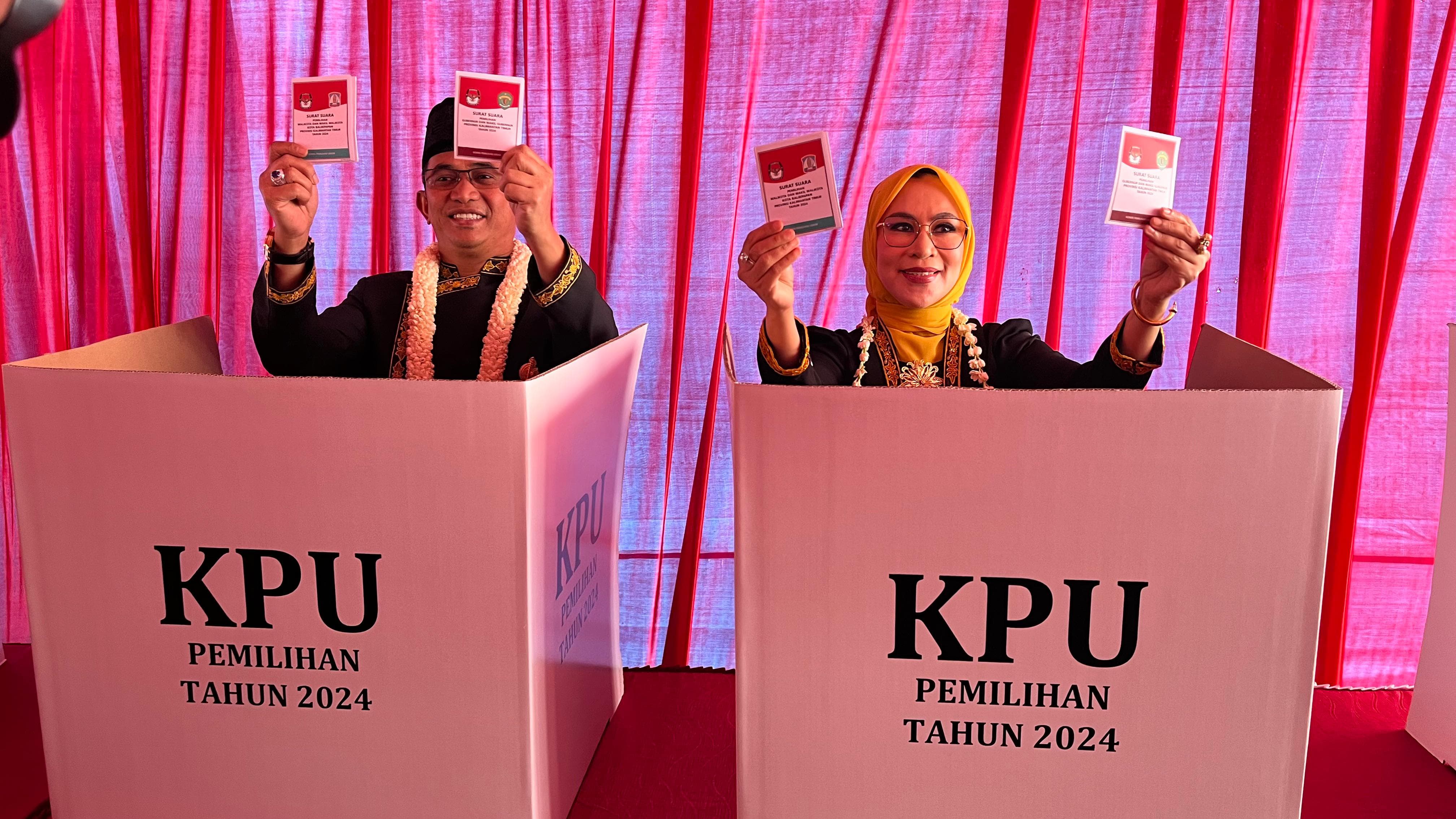 NYOBLOS: Rahmad Mas&rsquo;ud bersama istri menggunakan hak pilihnya dalam Pilkada Serentak 2024 di TPS 004, Balikpapan Barat.