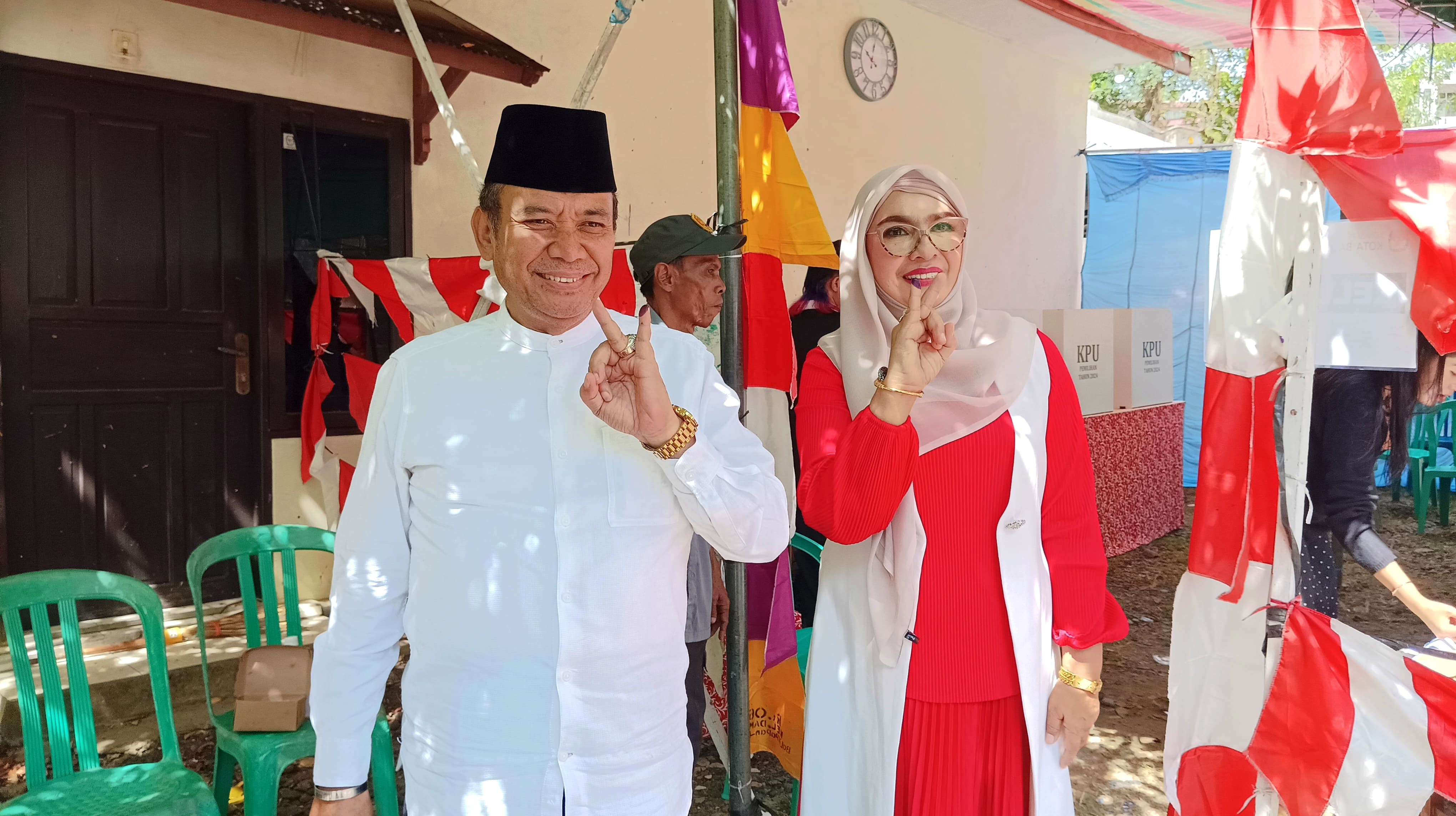 DIDAMPINGI ISTRI: Calon Wali Kota Balikpapan Rendy Susiswo Ismail nyoblos di TPS Kelurahan Damai, Balikpapan Kota.