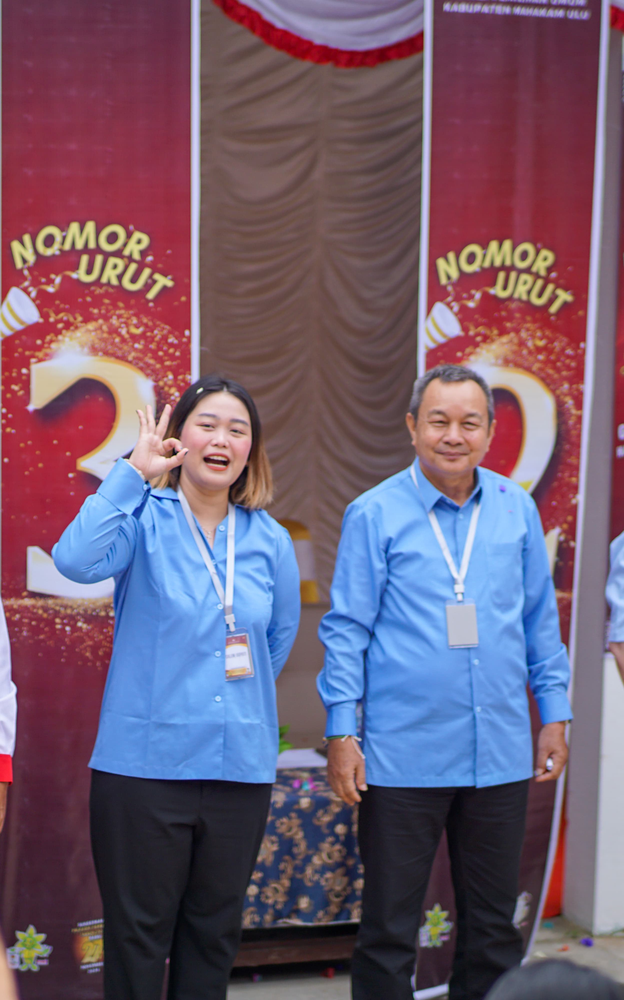 Owena Mayang Shari dan Stanislaus Liah pada saat pengambilan nomor urut Pilkada Mahulu. (Foto: Jody Kristianto)
