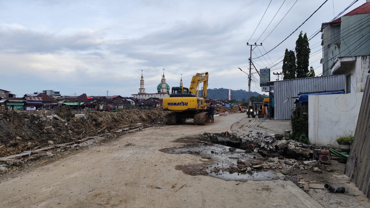 LANJUTAN: Pembangunan turap Jalan Tarmidi Kelurahan SPL yang belum tuntas, dilanjutkan hingga akhir tahun, termasuk drainase sebagai upaya pengendalian banjir di kawasan tersebut.