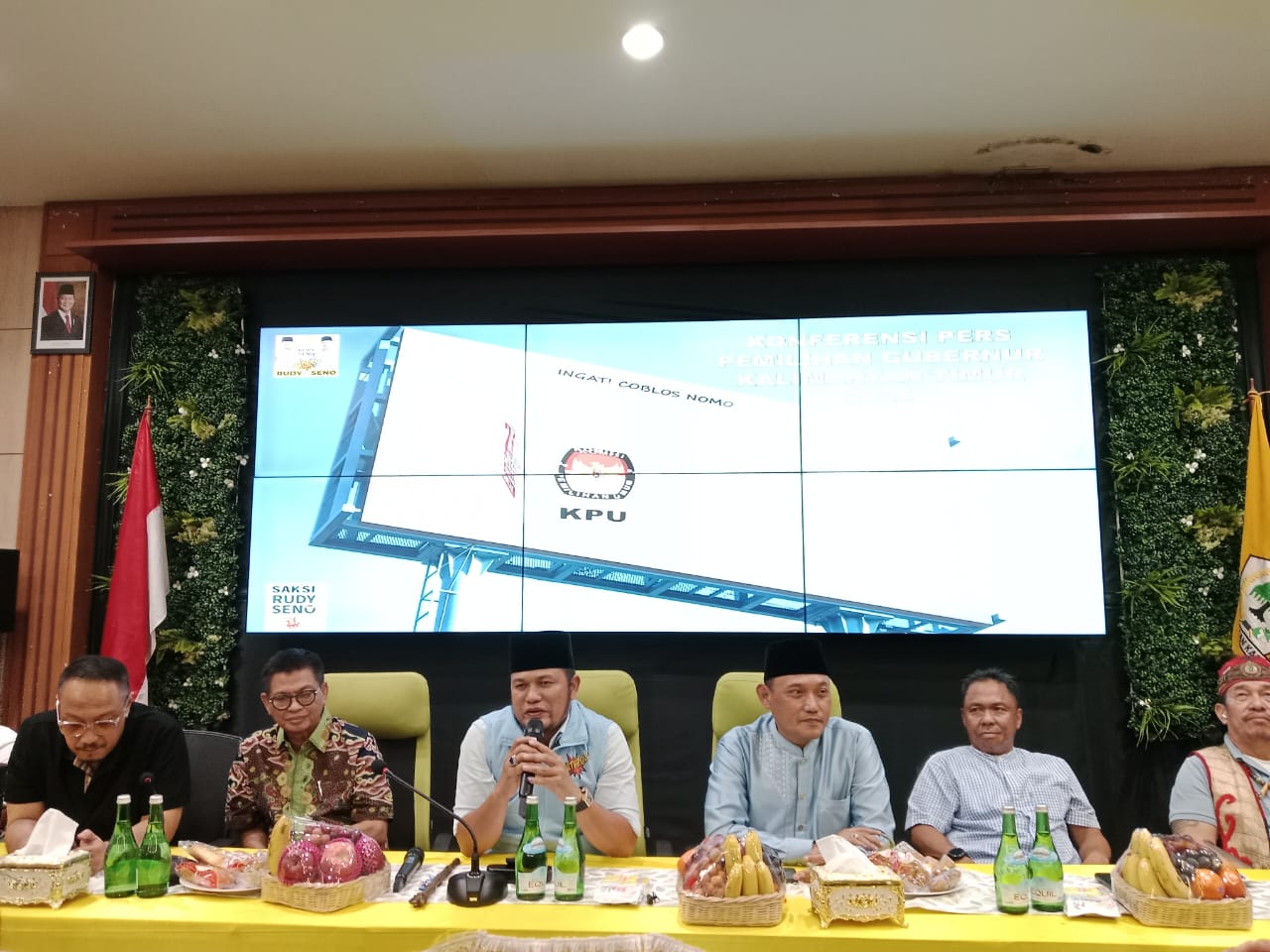 SAMPAIKAN: Rudy Mas&rsquo;ud (tengah) berterima kasih kepada warga Kaltim lewat jumpa pers bersama awak media atas kemenangan sementara di quick count.