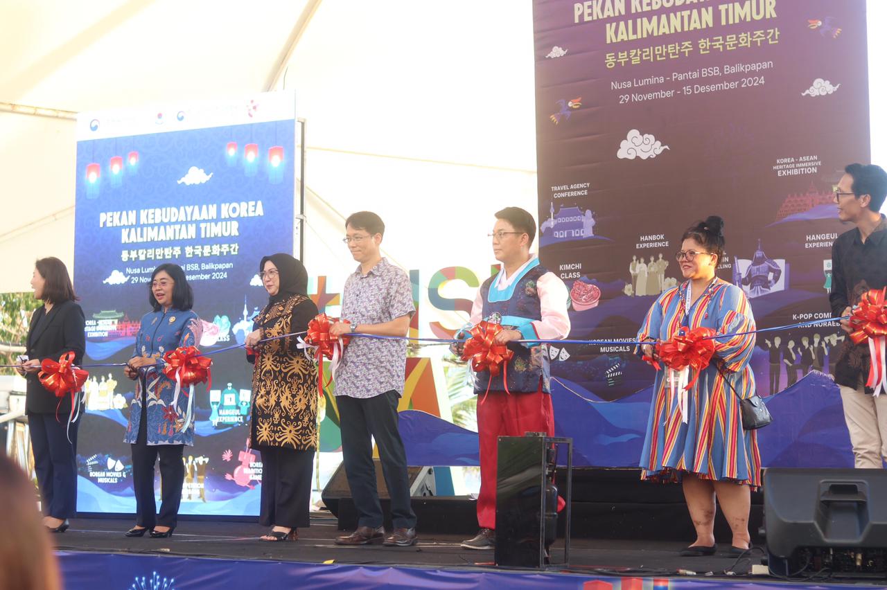 Direktur Korean Cultural Center Indonesia, Kim Yong Woon, bersama Kepala Disporapar Kota Balikpapan, C.I Ratih Kusuma, membuka acara secara resmi. (Foto: Anggi/KP)