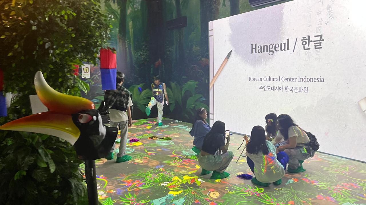 Anak-anak dan dewasa menikmati permainan tradisional Korea di area Nusa Lumina.