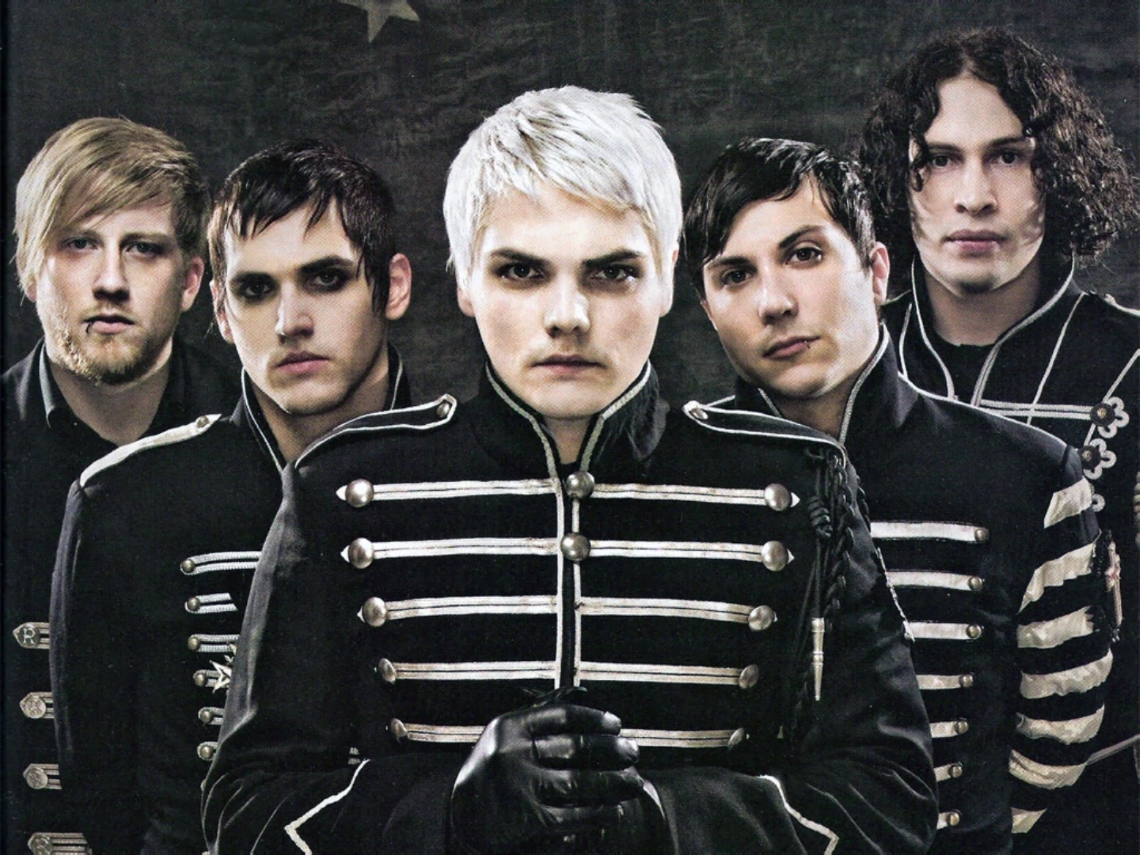 BERITA DUKA: Mantan drummer band My Chemical Romance, Bob Bryar (kiri), ditemukan meninggal, Rabu (27/11/2024).