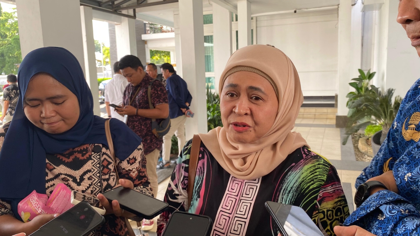 Plt Kadishub Kaltim Lina Hasliana (tengah).