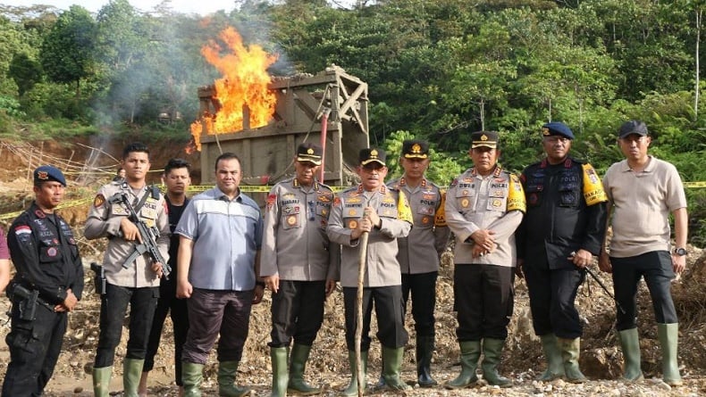 Kapolda Sumbar menutup salah satu tambang ilegal di Solok Selatan.