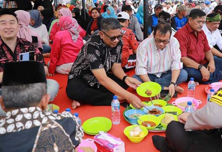 SANTAP BERSAMA: Masyarakat di Pesisir Bontang Kuala menggelar Festival Membeko dengan 45 jenis kue tradisional yang disajikan.