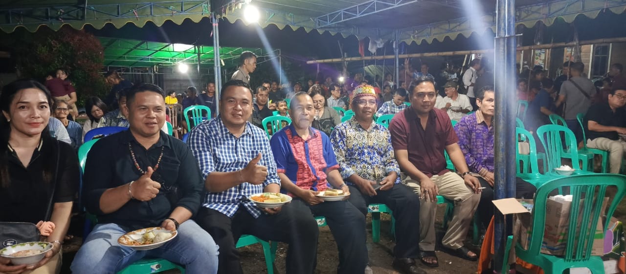 SYUKURAN: Hadir bersama tokoh dan pengurus Sempekat Rumpun Asa, paslon FENA yang unggul secara hitung cepat syukuran sederhana.