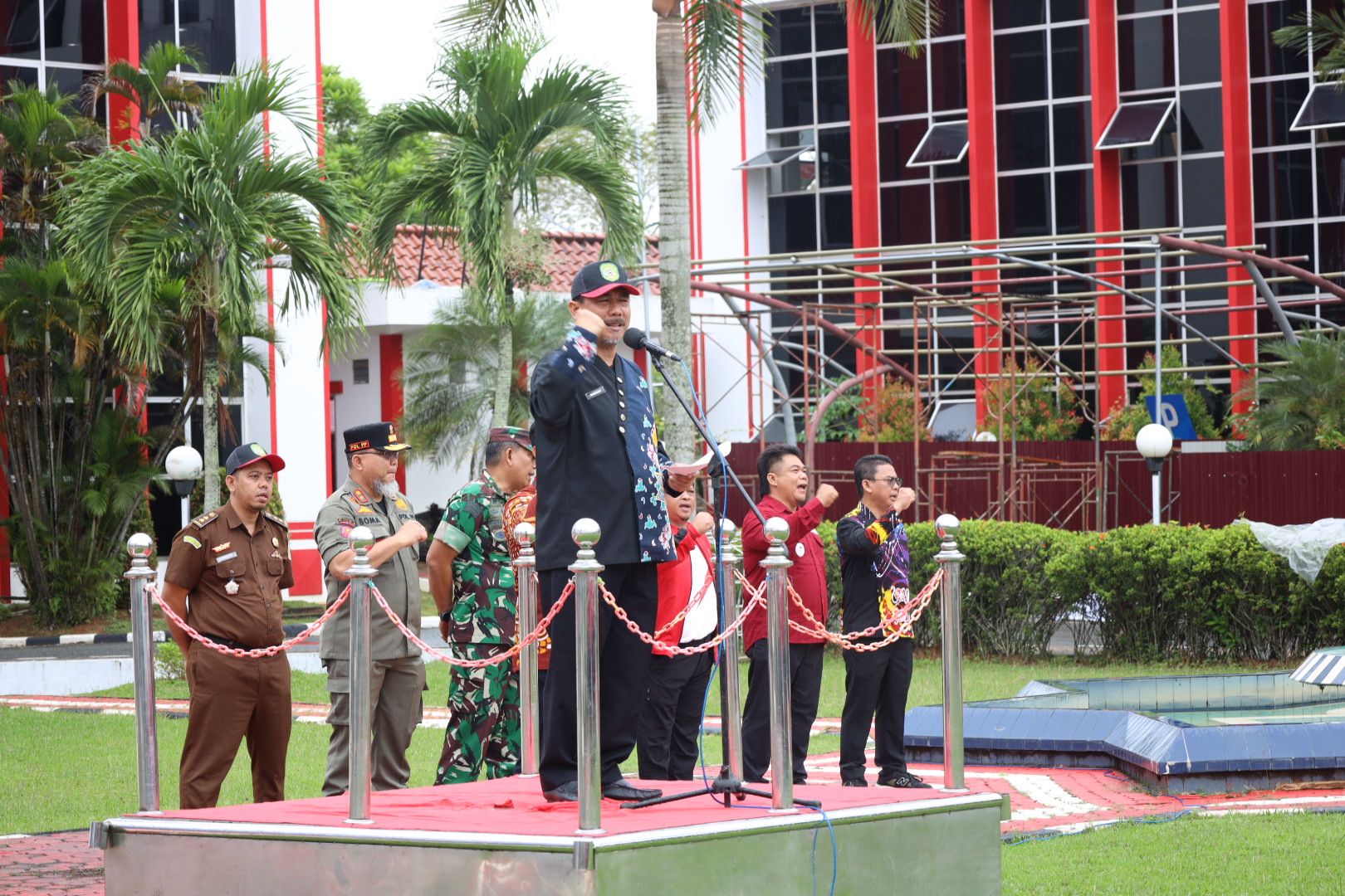 EVENT: Sekkab Kukar Sunggono melepas kontingen Kukar untuk berlaga di Porprov Korpri Kaltim.