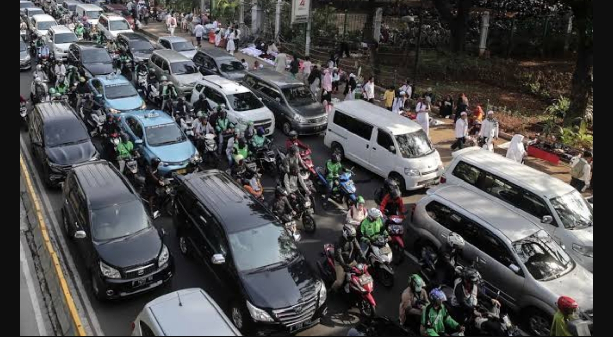 JALUR ALTERNATIF: Sejak pukul 06.30 WIB, lalu lintas di sekitar Jalan menuju Monas Jakarta Pusat macet parah. (FOTO: IST)