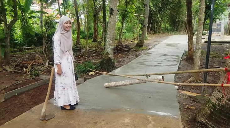 Tak menyerah pada kanker, Nurjanah buktikan semangat juang dengan membangun jalan.
