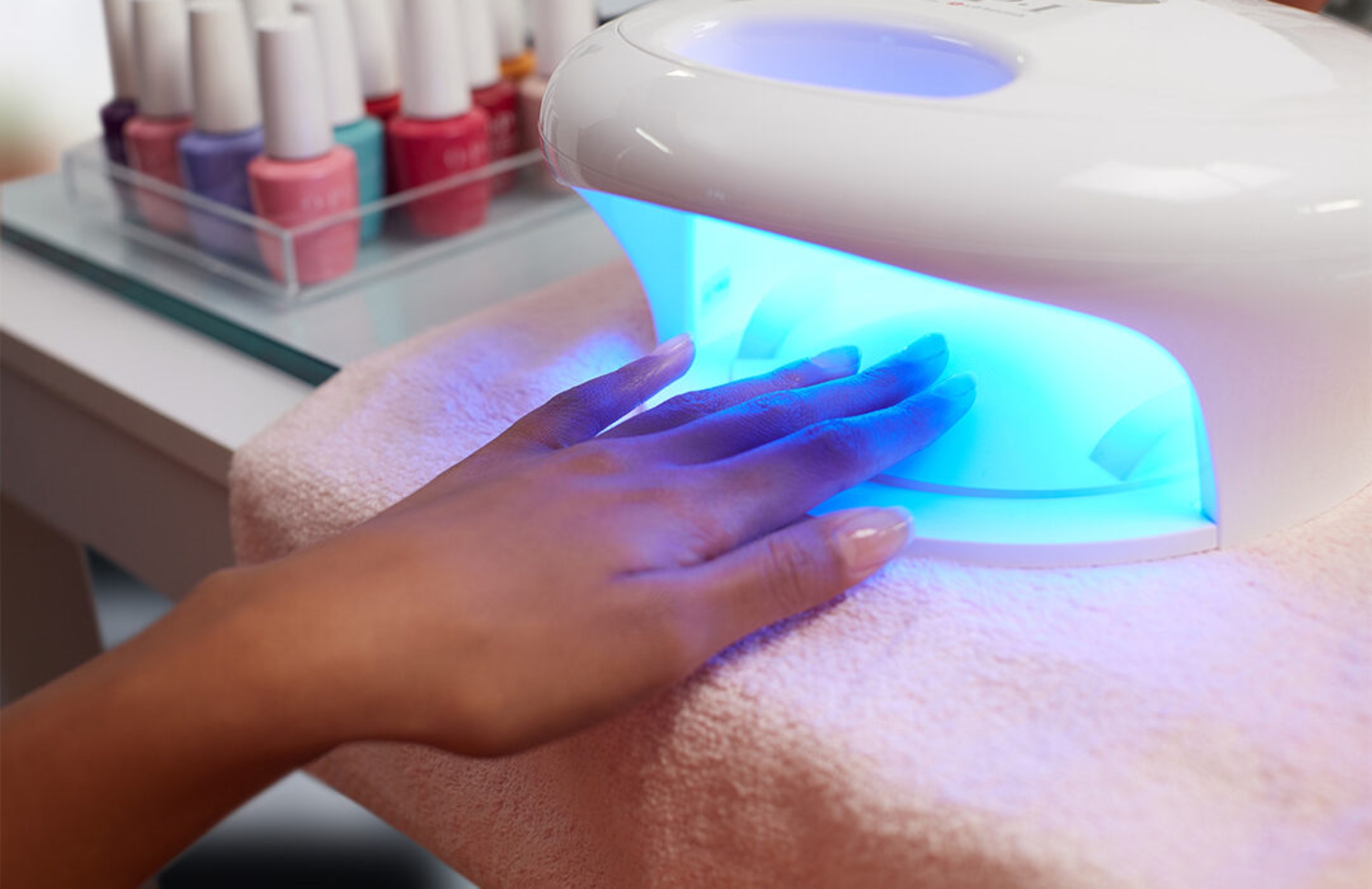 Nail dryer atau pengering kuteks sinar UV.