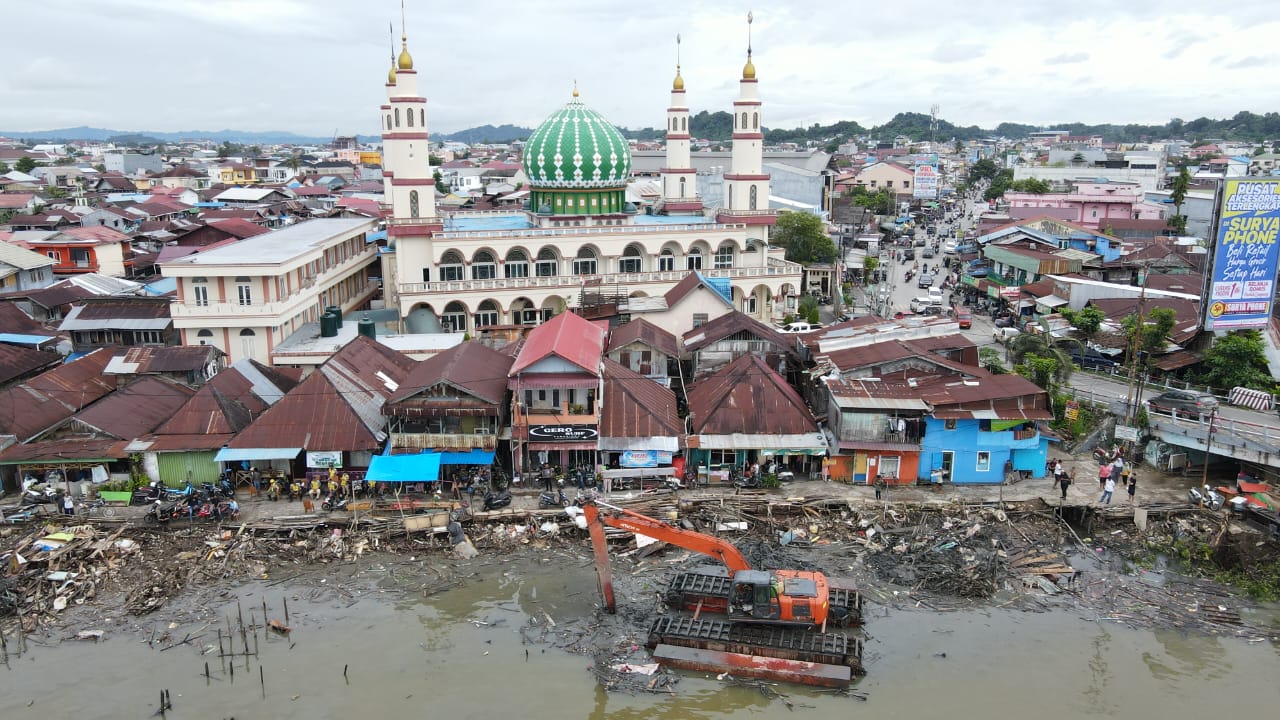 LANJUTAN: Pembongkaran rumah di bantaran Sungai Karang Mumus (SKM) dilanjutkan, dan berencana akan mengeruk sungak.