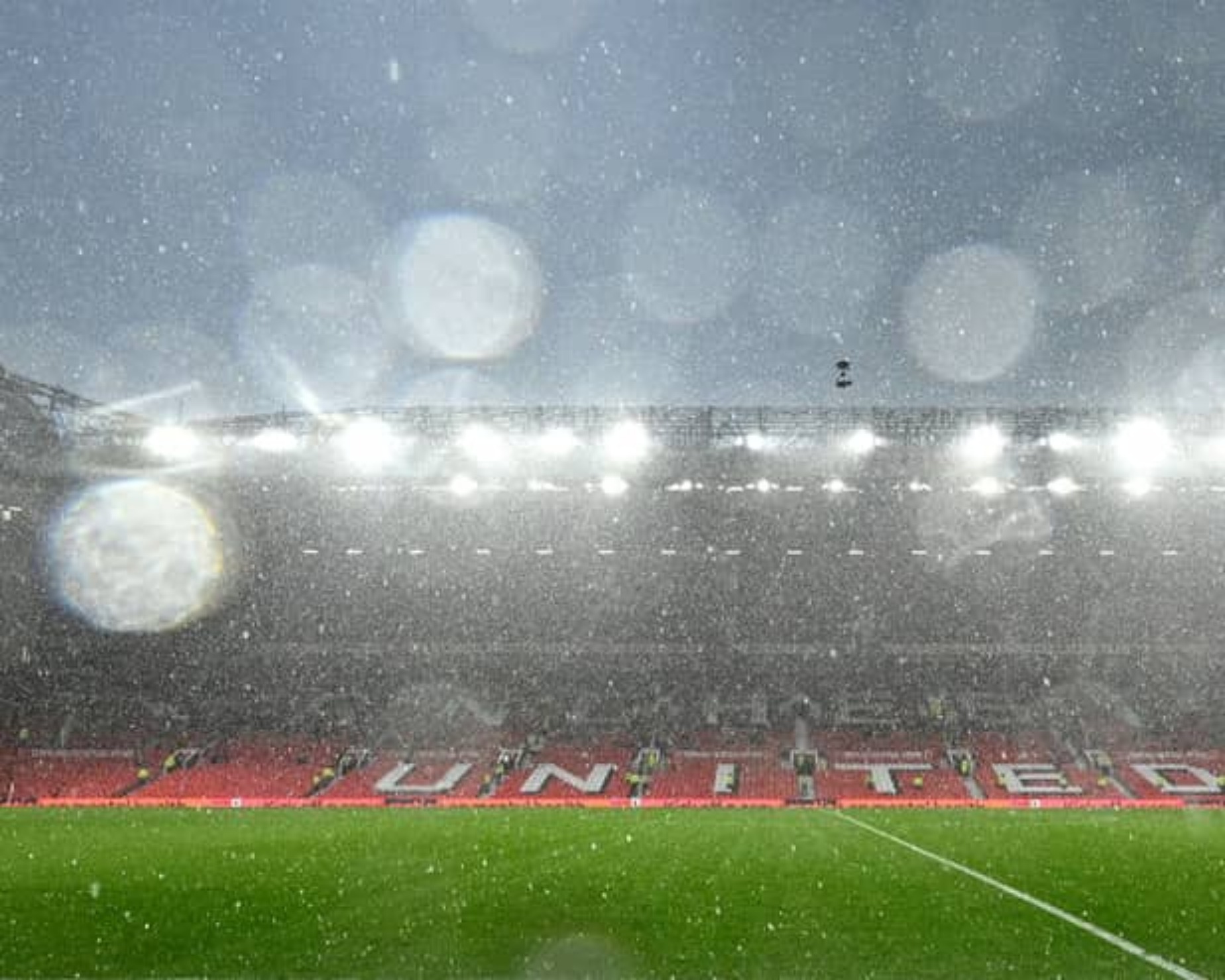 Suasana cuaca buruk di markas Manchester United, Old Trafford.