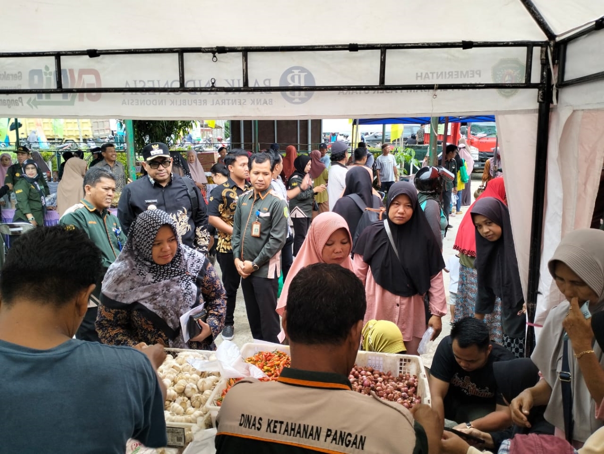 GPM: Gerakan Pangan Murah yang digelar Disketapang PPU diserbu masyarakat yang berbelanja kebutuhan bahan pokok.