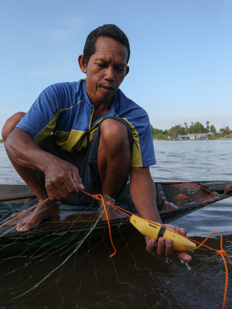 INOVASI: Nelayan mengaitkan pinger akustik di jaring. Perangkat elektronik kecil inovasi ini mengeluarkan suara pulse (ultrasonic) agar pesut tidak mendekat ke jaring nelayan.