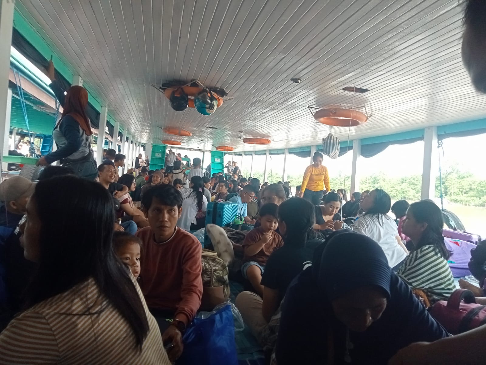 Peserta seleksi PPPK Pemkab Kubar berbaur dengan penumpang lain menggunakan kapal motor dalam perjalanan menuju Samarinda.