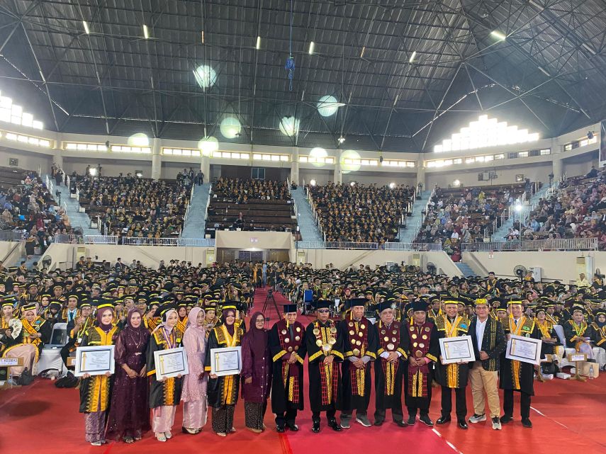 KHIDMAT: Wisuda Universitas Mulawarman gelombang IV di GOR 27 September saat penyerahan prestasi terbaik secara akademik bersama para pejabat kampus.