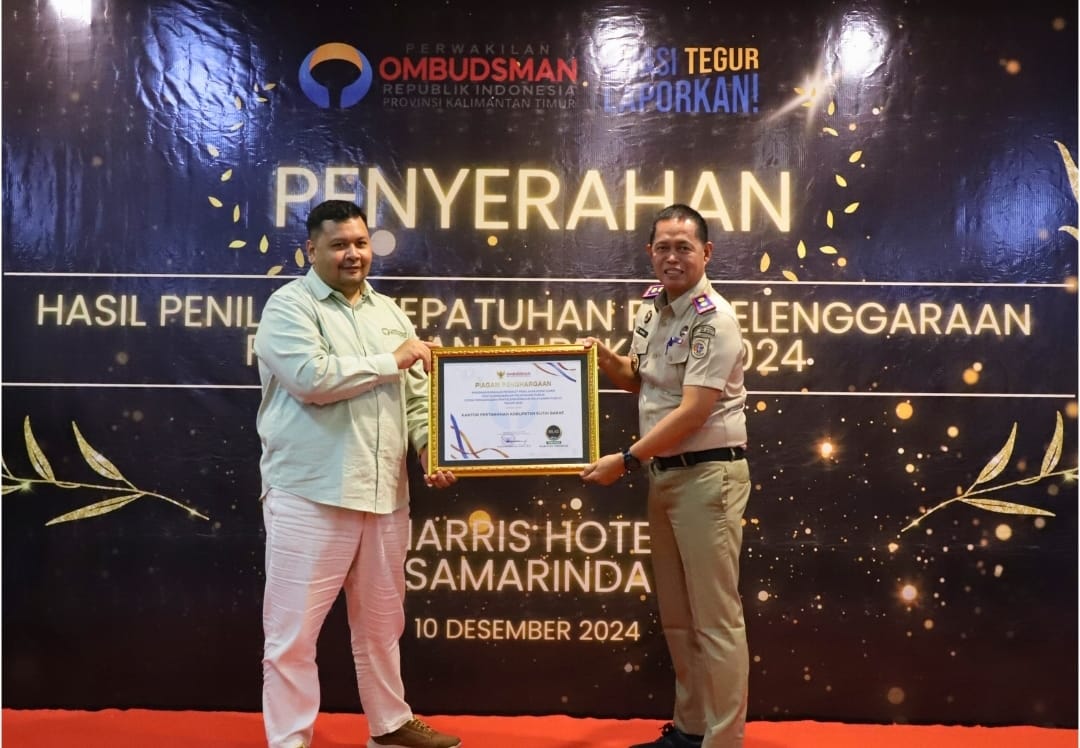 MEMBANGGAKAN: Kepala BPN Kubar Zulkipli (kanan) menerima piagam anugerah Predikat Penilaian Kepatuhan Penyelenggaraan Pelayanan Publik 2024.