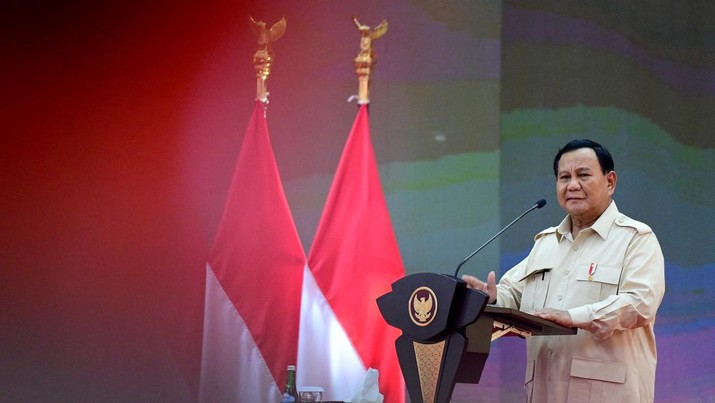 Presiden Indonesia Prabowo Subianto hadi r di acara Apel Kasatwil Polri.