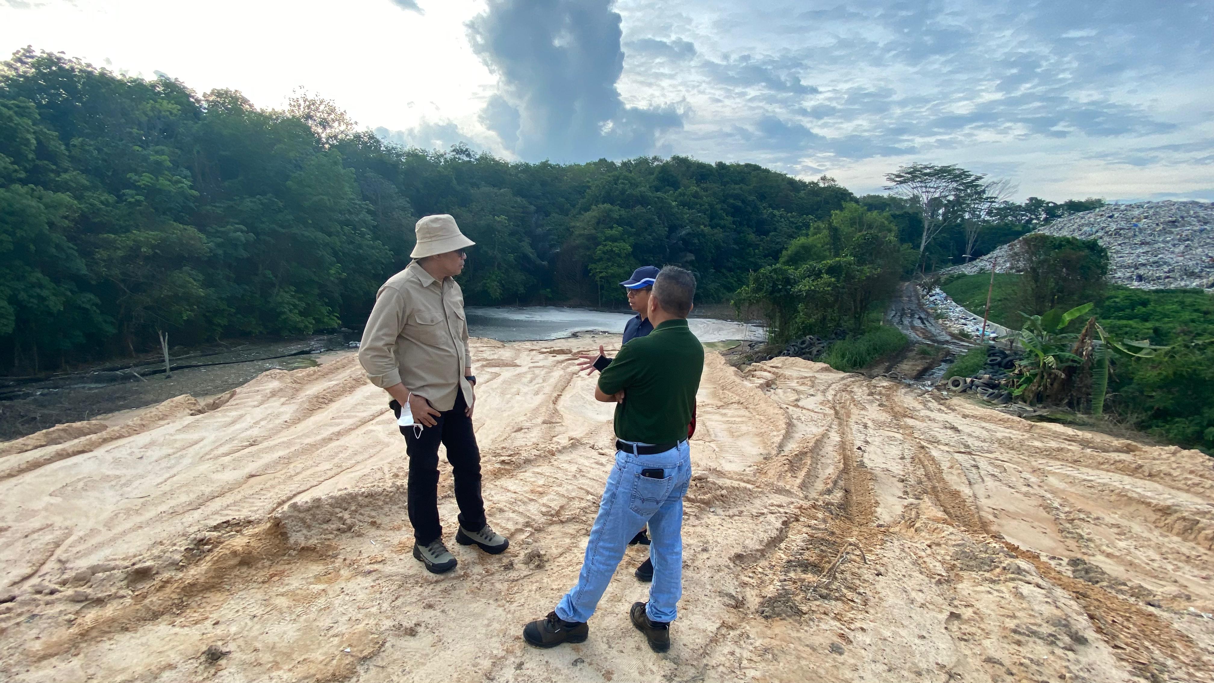 TERCEMAR: Wali Kota Samarinda Andi Harun ketika melakukan peninjauan ke TPA sambutan. (FOTO: IST)