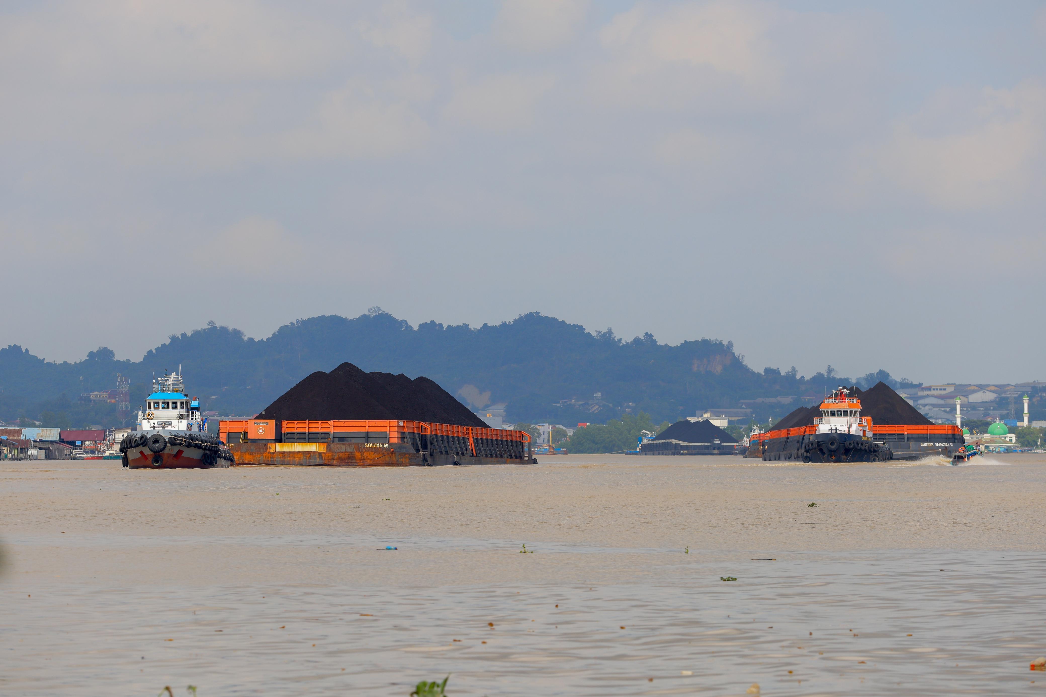 BERGELIAT: Deretan kapal pengangkut batu bara melintasi Sungai Mahakam. Tahun ini bisnis ini masih terus tumbuh, terlihat dari kucuran kredit yang tinggi.