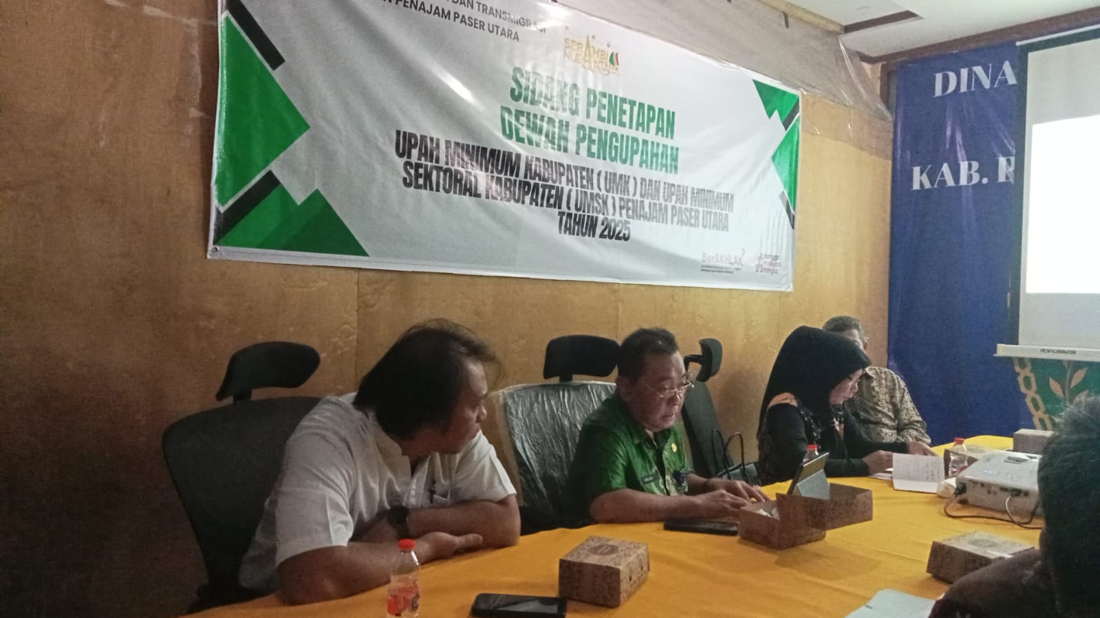 BUNTU: Kepala Disnakertrans PPU Marjani (dua kiri) memimpin sidang penetapan upah minimum PPU 2025 yang berakhir buntu dan dilanjutkan Senin depan.