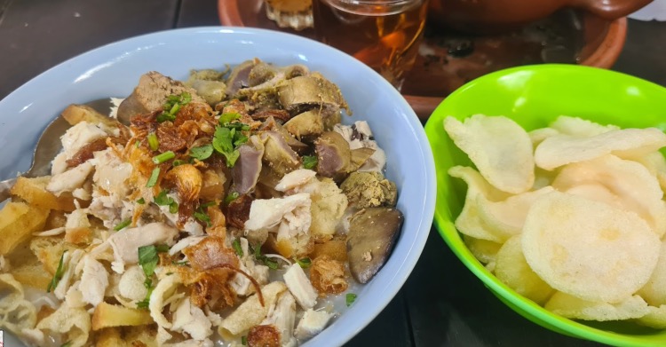 Banyak tempat sarapan bubur ayam enak di Balikpapan. Berikut 12 rekomendasi yang paling enak.
