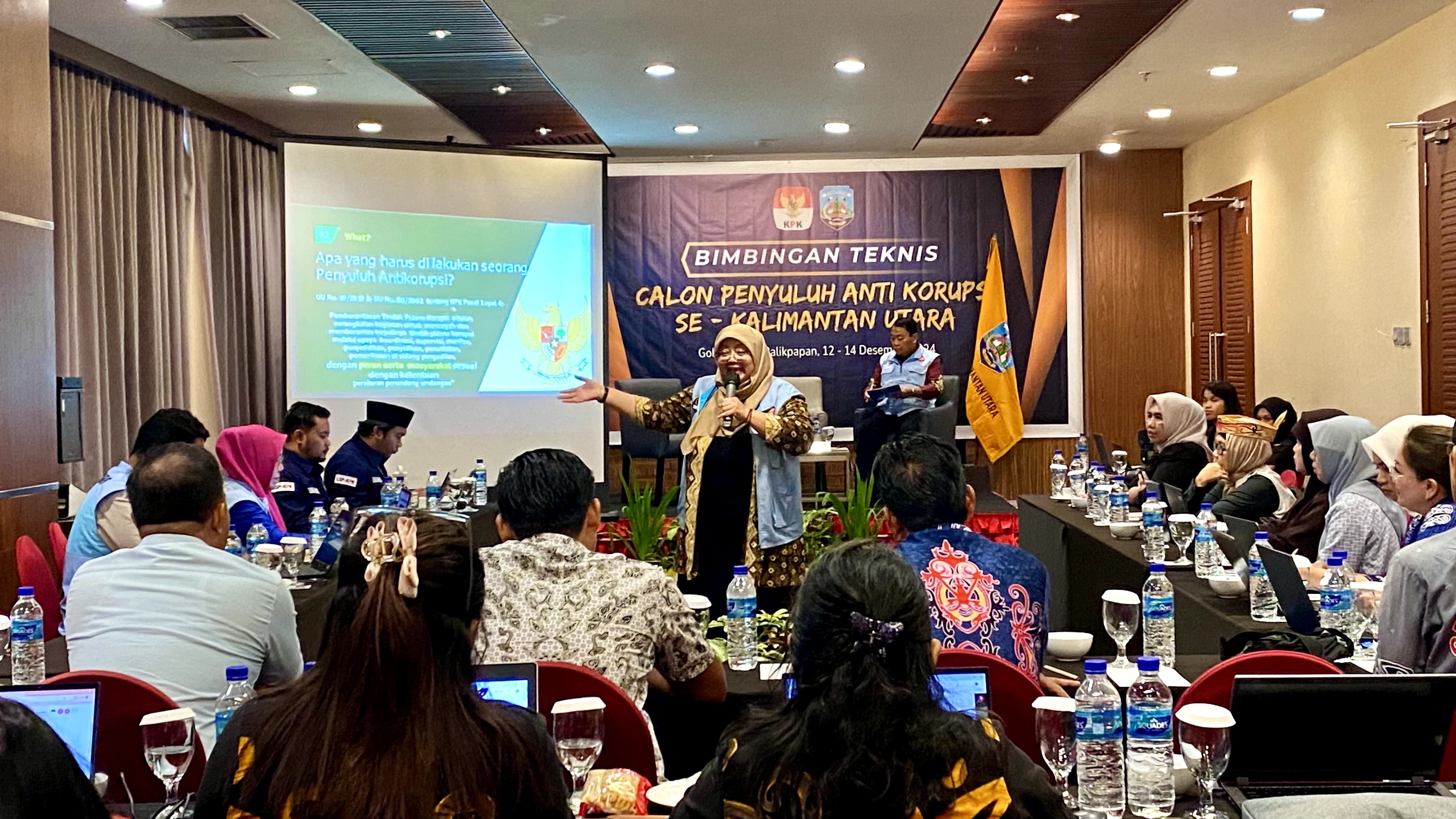 PAPARKAN MATERI: Retno Indrawati, Auditor Muda, Penyuluh Antikorupsi Madya dari Inspektorat Balikpapan memaparkan materi yang dibawakannya dalam bimtek penyuluh antikorupsi se-Kaltara.