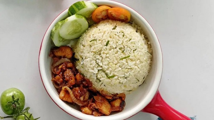 Tumis ayam bawang nasi daun jeruk tidak hanya mengenyangkan, tapi juga memberikan pengalaman rasa yang tak terlupakan.